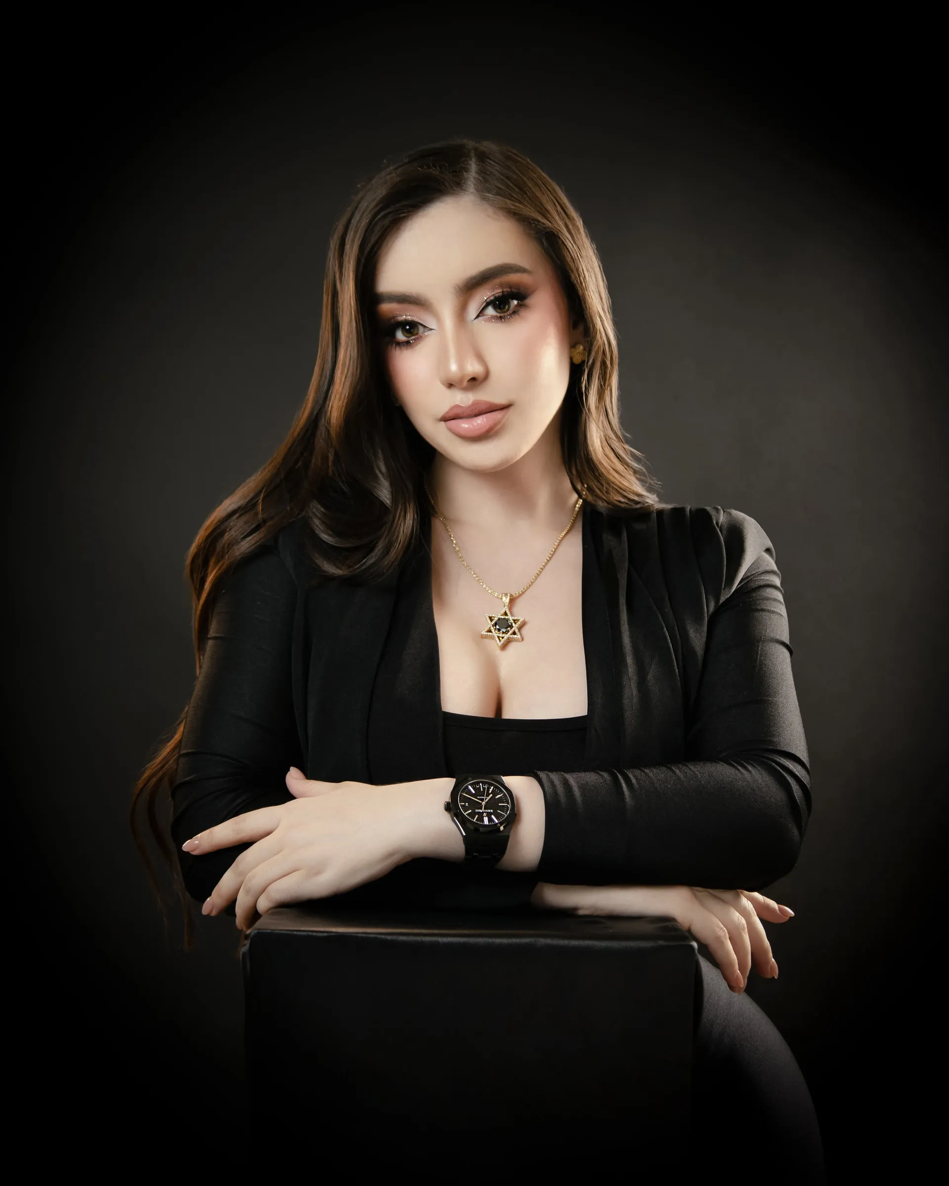 Modelo luciendo un collar y reloj de Joyería Mar